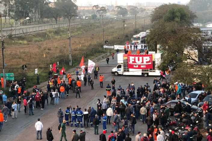 Centenas de trabalhadores mobilizaram-se junto à Refinaria Presidente Getúlio Vargas, no Paraná, contra a privatização da Petrobras e o «entreguismo» do governo Temer