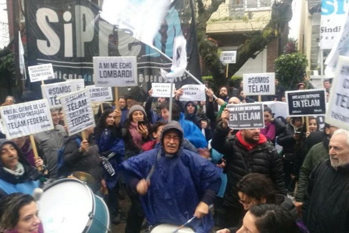 Trabalhadores da agência noticiosa Télam protestam contra os despedimentos frente à residência oficial de Mauricio Macri, em Buenos Aires