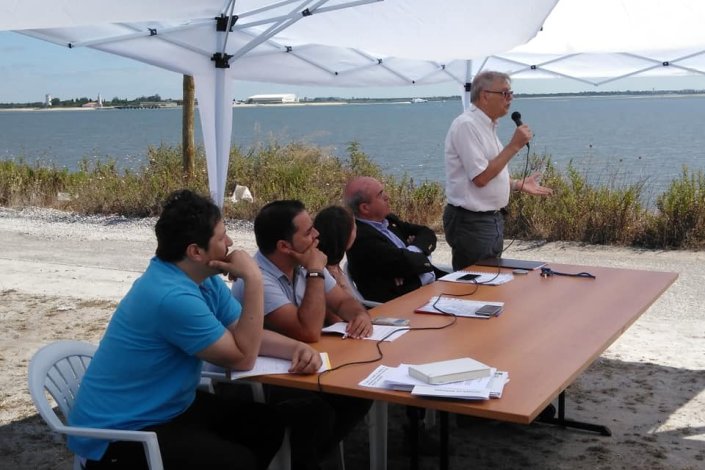 Os subscritores contestam o «secretismo» e a «opacidade» com que, dizem, «a questão do aeroporto está a ser tratada»