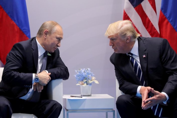 Vladimir Putin e Donald Trump durante a cimeira de Helsínquia, 2018.