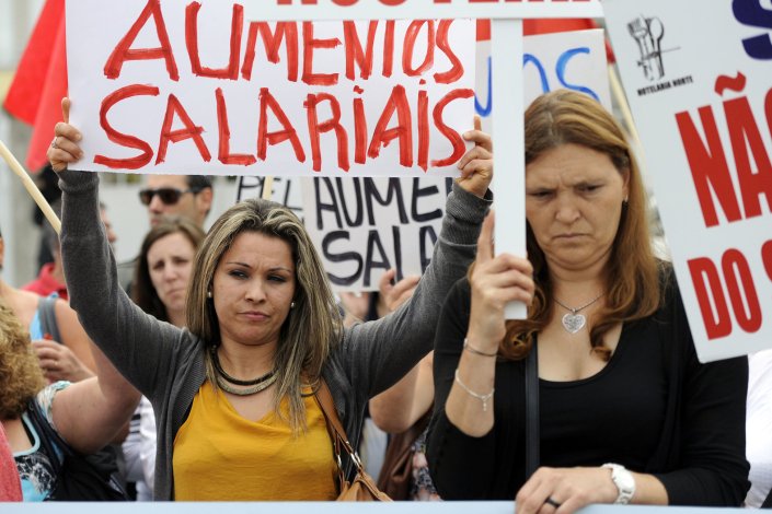 Trabalhadores do Serviço de Utilização Comum dos Hospitais (SUCH) numa concentração junto aos escritórios da empresa no Porto. 20 de Agosto de 2014