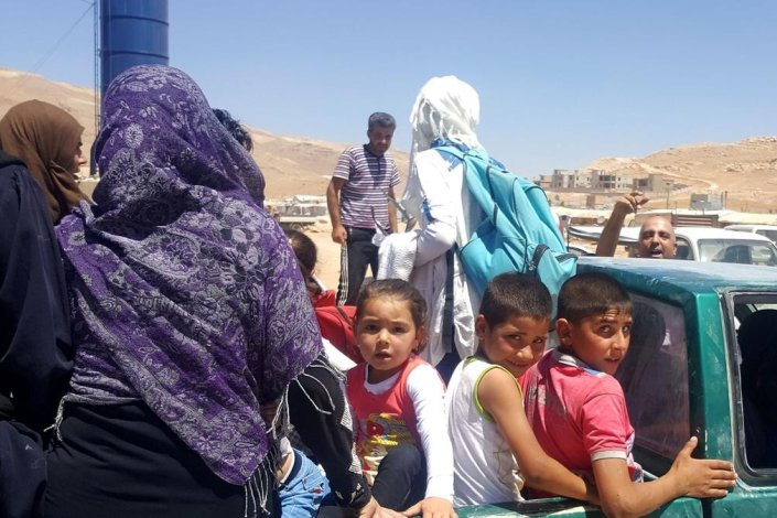 Refugiados sírios de regresso a casa, num dos pontos de controlo da fronteira entre o Líbano e a Síria