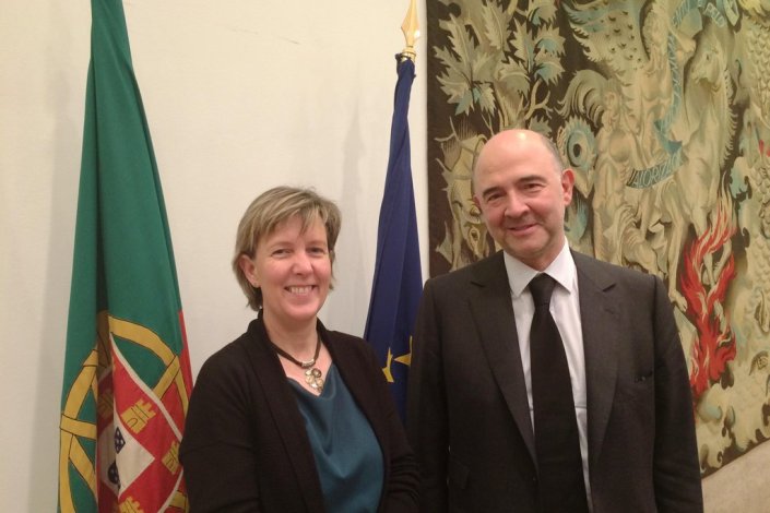 O comissário europeu Pierre Moscovici com a ex-ministra das Finanças Maria Luís Albuquerque em Março de 2015