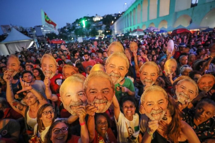 O espectáculo Lula Livre reuniu mais de 60 mil pessoas no passado sábado, 28 de Julho de 2018, nos Arcos da Lapa, no Rio de Janeiro.