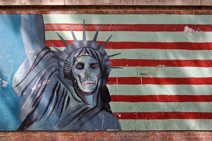 Mural no edifício da antiga Embaixada dos Estados Unidos em Teerão