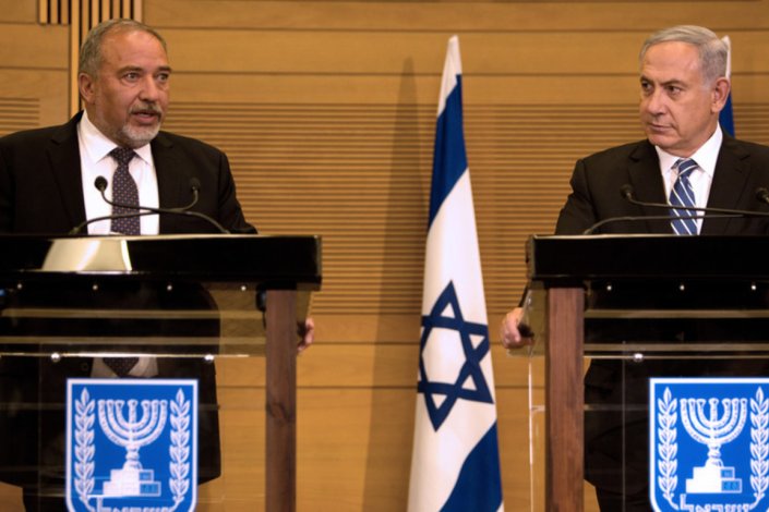O Primeiro-ministro de Israel, Benjamin Netanyahu (D), e o ministro da Defesa, Avigdor Lieberman (E).