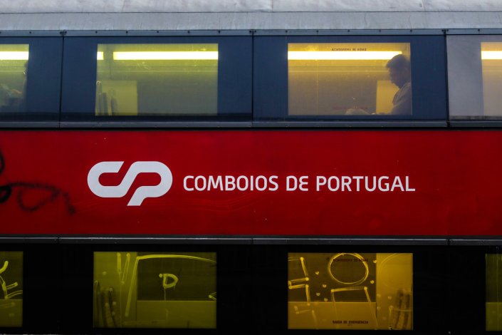 Um passageiro no interior de um comboio da CP na Estação de Santa Apolónia durante a greve de trabalhadores da Infraestruturas de Portugal (IP), em Lisboa, 2 de Abril de 2018