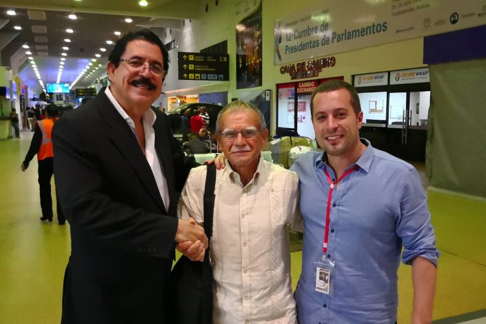 López Rivera recebido esta madrugada, na Bolívia, pelo ex-presidente hondurenho Manuel Zelaya e por Katu Arkonada, da Rede de Intelectuais e Artistas em Defesa da Humanidade