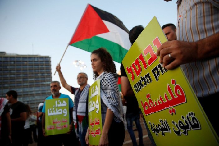 Manifestantes na Praça Rabin, no centro de Tel Aviv. 11 de Agosto de 2018