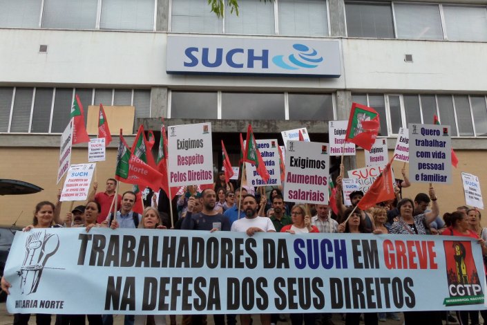 Concentração dos trabalhadores em frente aos escritórios do SUCH, no Porto. Foto de arquivo