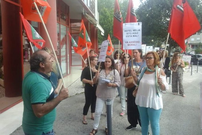 Concentração de trabalhadores junto ao Hotel Tryp