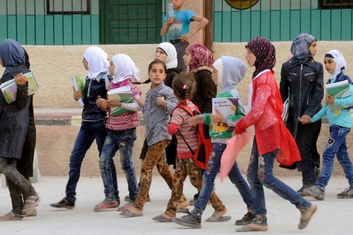 Após a libertação de Ghouta Oriental, em Abril de 2018, milhares de crianças regressaram às aulas; o ano lectivo, como noutras zonas atingidas pelo terrorismo, foi ali prolongado