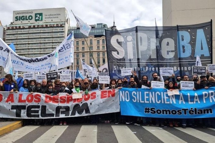 Trabalhadores da Télam e da imprensa argentina numa manifestação contra os despedimentos da agência noticiosa, em Buenos Aires