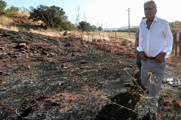 O secretário-geral do Partido Comunista Português (PCP), Jerónimo de Sousa, durante a visita às zonas atingidas pelo incêndio que deflagrou na serra de Monchique,15 de Agosto de 2018.