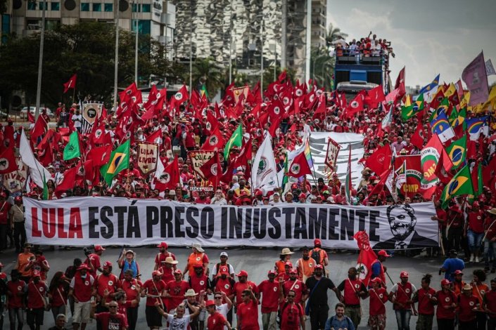 Milhares de membros do Movimento dos Trabalhadores Rurais Sem Terra (MST) dirigindo-se para o Tribunal Superior Eleitoral, onde a candidatura de Lula da Silva à Presidência do Brasil foi registada esta quarta-feira