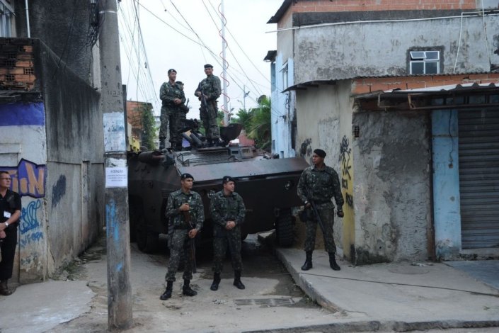 Militares em operação nas favelas do Rio de Janeiro, Brasil, c. 2018. 