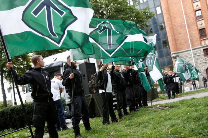 À concentração de 300 neonazis do Movimento de Resistência Nórdico este sábado, em Estocolmo, responderam cerca de 200 contramanifestantes