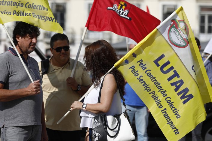 Trabalhadores estiveram concentrados em protesto junto aos Paços do Concelho de Lisboa