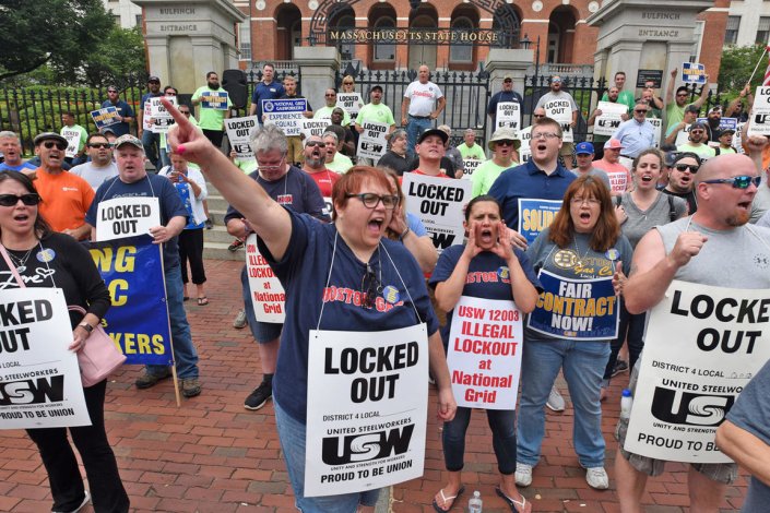 Trabalhadores do sindicato de metalúrgicos (United Steelworkers) na companhia de gás National Grid gás manifestam-se em frente ao parlamento do Estado de Massachusetts, a 27 de Junho de 2018. 