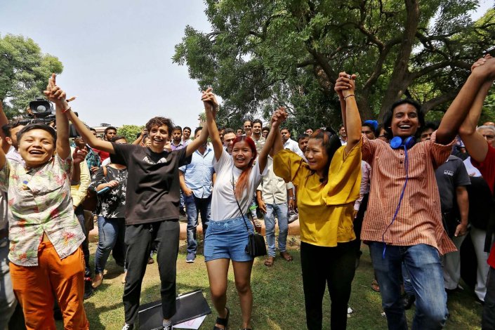 Activistas celebram a decisão do Supremo Tribunal que descriminaliza as relações sexuais entre pessoas do mesmo sexo. 6 de Setembro de 2018, Nova Deli, Índia.