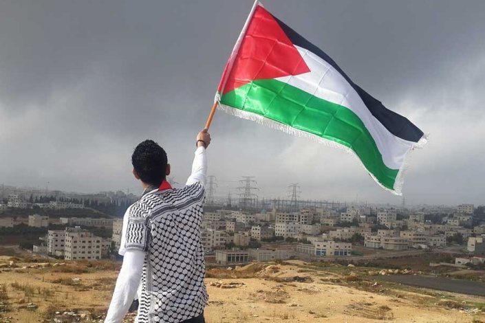 Homem palestiniano com a bandeira nacional (foto de arquivo)