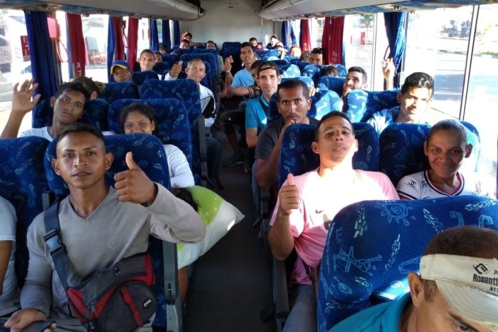 Emigrantes venezuelanos de regresso ao seu país