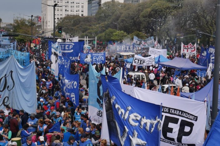 Milhares de trabalhadores protestaram nas ruas de Buenos Aires contra as políticas de austeridade de Mauricio Macri