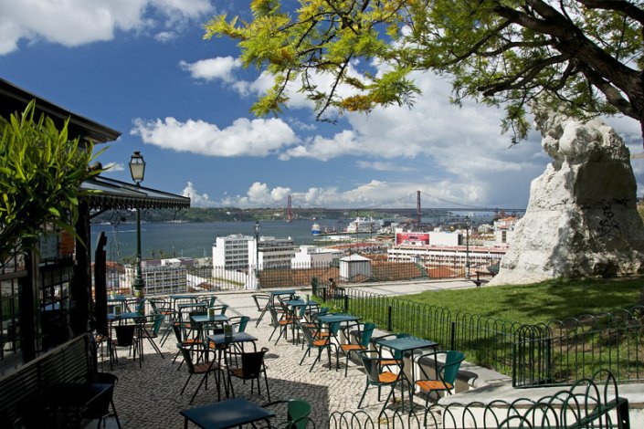 O Miradouro de Santa Catarina ou Adamastor oferece uma das melhores vistas da cidade