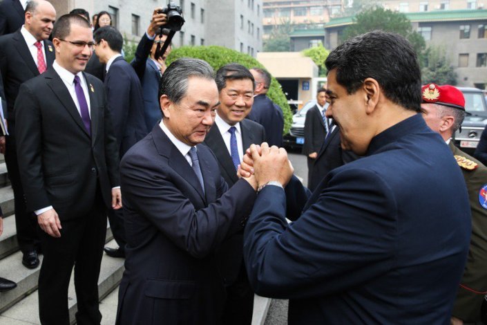 Saudação entre Wang Yi, ministro chinês dos Negócios Estrangeiros, e Nicolás Maduro, presidente da Venezuela (Pequim, 14 de Setembro de 2018)