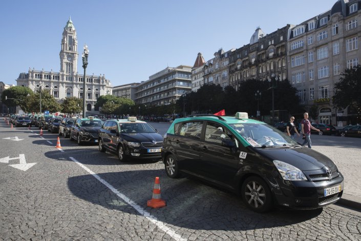 Taxistas, esta manhÃ£, na Avenida dos Aliados, no Porto