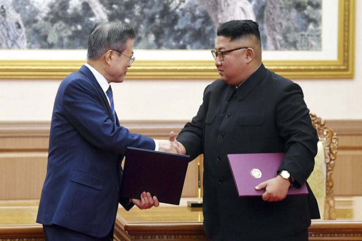 Moon Jae-in e Kim Jong-un, após a assinatura da declaração conjunta na Cimeira de Pyongyang, a 19 de Setembro de 2018