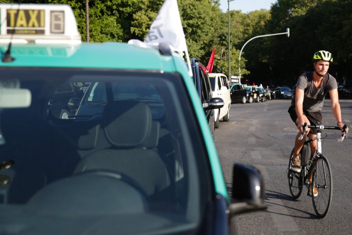 Táxis parados na Avenida da Liberdade, em Lisboa, na manhã do segundo dia de protesto. 20 de Setembro de 2018