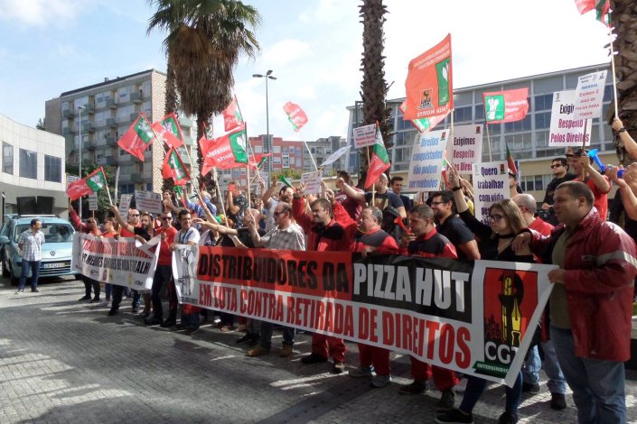 Concentração de protesto junto à sede da Ibersol, no Porto