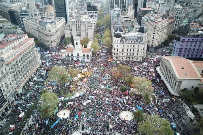 Centenas de milhares de pessoas manifestaram-se esta segunda-feira, em Buenos Aires, contra as políticas de austeridade de Macri