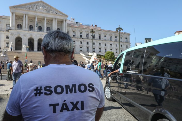 Centenas de taxistas, que cumprem o seu oitavo dia de protestos, manifestaram-se frente à Assembleia da República, em Lisboa. 26 de Setembro de 2018