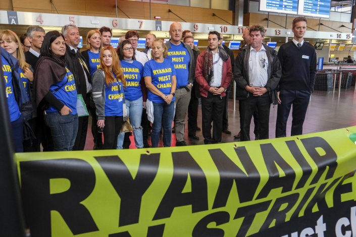 Tripulantes de cabine em greve concentrados no aeroporto de Bruxelas