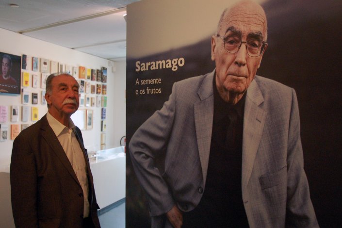 José Sucena na sala de exposições da Fundação José Saramago