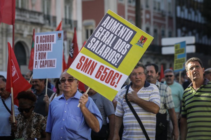 Dirigentes e activistas da CGTP-IN durante uma deslocação desde a Avenida da Liberdade até à residência oficial do primeiro-ministro, na Praça do Comércio, Lisboa, 1 de outubro de 2018