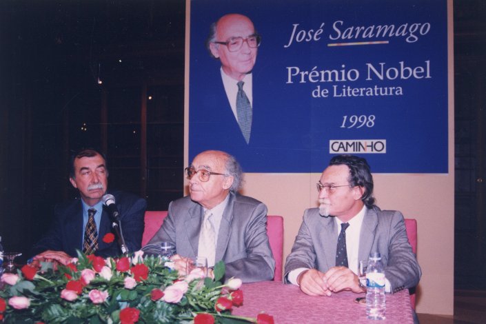 Na mesa, da esquerda para a direita: José Sucena, José Saramago e Zeferino Coelho.