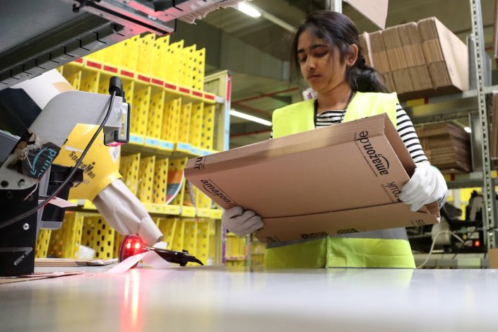 A Amazon espera contratar cerca de 100 mil trabalhadores com vínculos temporários para a época natalícia. Para esses, o mínimo de 15 dólares por hora também será aplicado