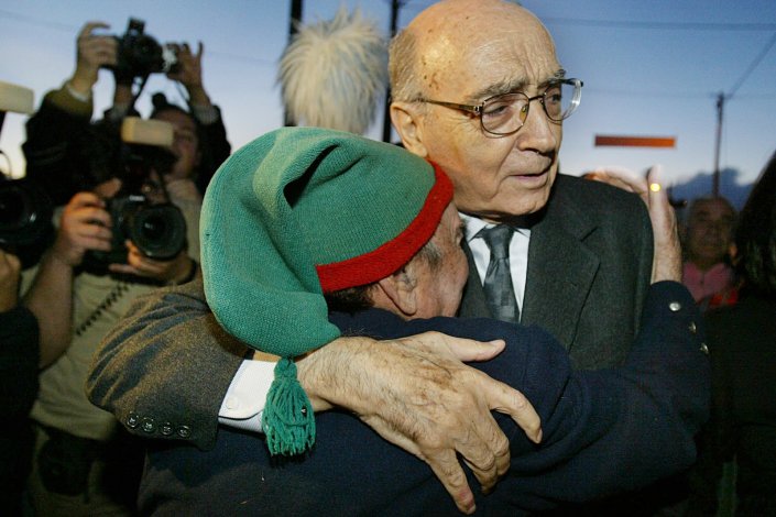 José Saramago abraça um amigo de infância durante a apresentação do livro «As Pequenas Memórias», na Azinhaga, terra natal do escritor, no concelho da Golegã, em 16 de Novembro de 2006