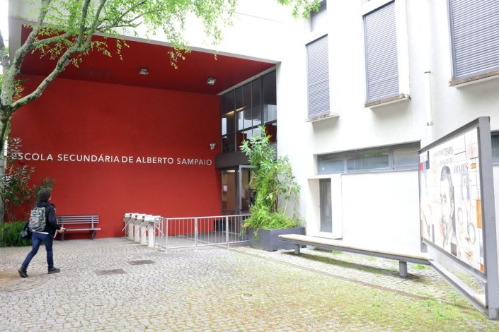 A Secundária Alberto Sampaio está a funcionar com 25 assistentes operacionais, a «portaria dos racios» aponta 34