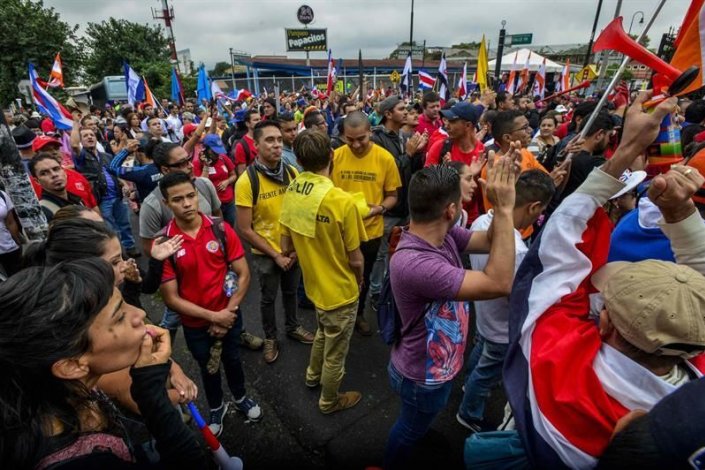 Grevistas protestam contra o polémico plano de reforma tributária frente à Assembleia Legislativa em San José da Costa Rica 