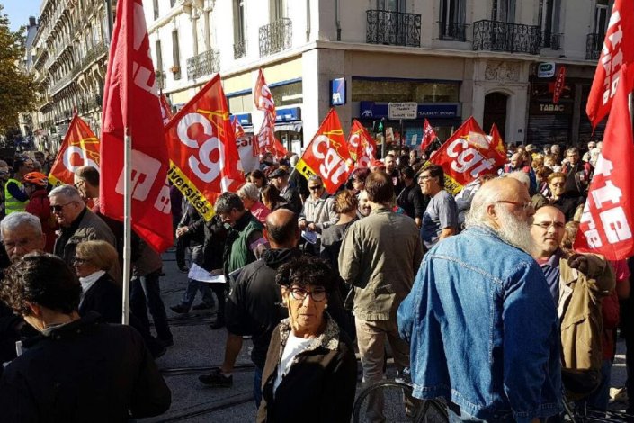 Manifestantes contra a política social do governo de Macron participação na jornada nacional de mobilização na cidade de Grenoble