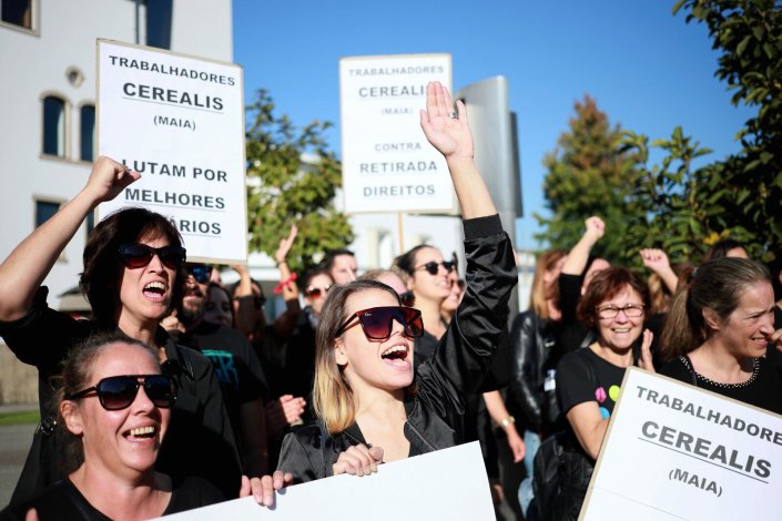 Trabalhadoras da empresa de produtos alimentares Cerealis na concentração de protesto