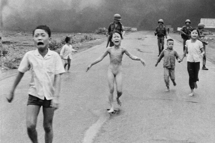 Crianças vietnamitas fogem perto de Trảng Bàng, depois de um ataque com napalm executado pela força aérea do regime pró-americano de Saigão, Vietname do Sul, a 8 de Junho de 1972 