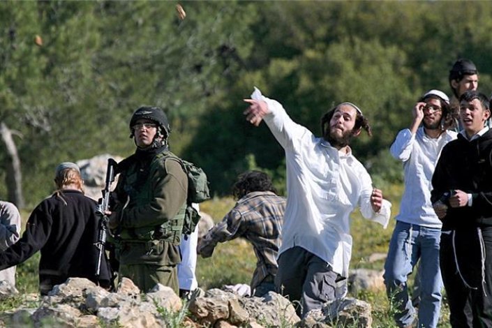 Colonos israelitas atacam palestinianos à pedrada na presença de forças militares israelitas (imagem de arquivo)