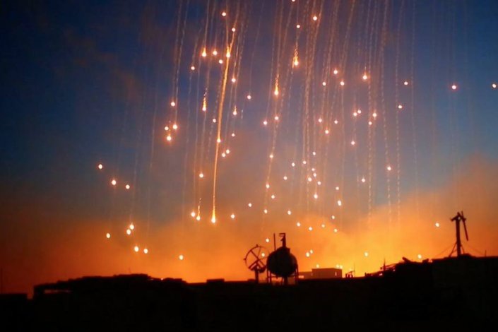 Ataque com bombas de fósforo branco, levado a cabo pela aliança militar liderada pelos EUA, nas imediações de Raqqa, em Junho de 2017