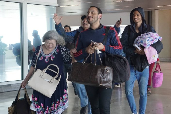 Venezuelanos provenientes da Argentina à chegada a Caracas, depois de terem sido repatriados no âmbito do pograma «Plan Vuelta a la Patria»