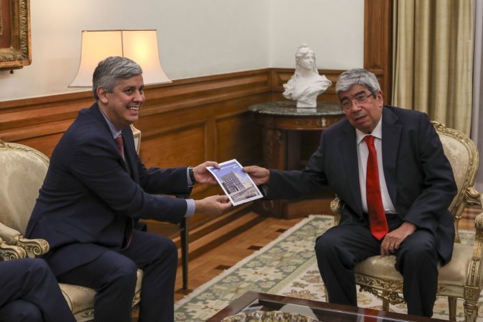 O ministro das Finanças, Mário Centeno, entrega a proposta de Orçamento do Estado para 2019 ao presidente da Assembleia da República, Eduardo Ferro Rodrigues, na Assembleia da República, Lisboa, 15 de Outubro de 2018